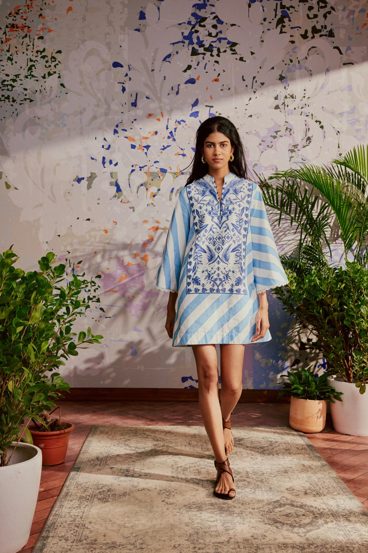 CORNFLOWER AND WHITE PALM AZULEJOS PANEL Anj Mini Caftan Dress image number 3