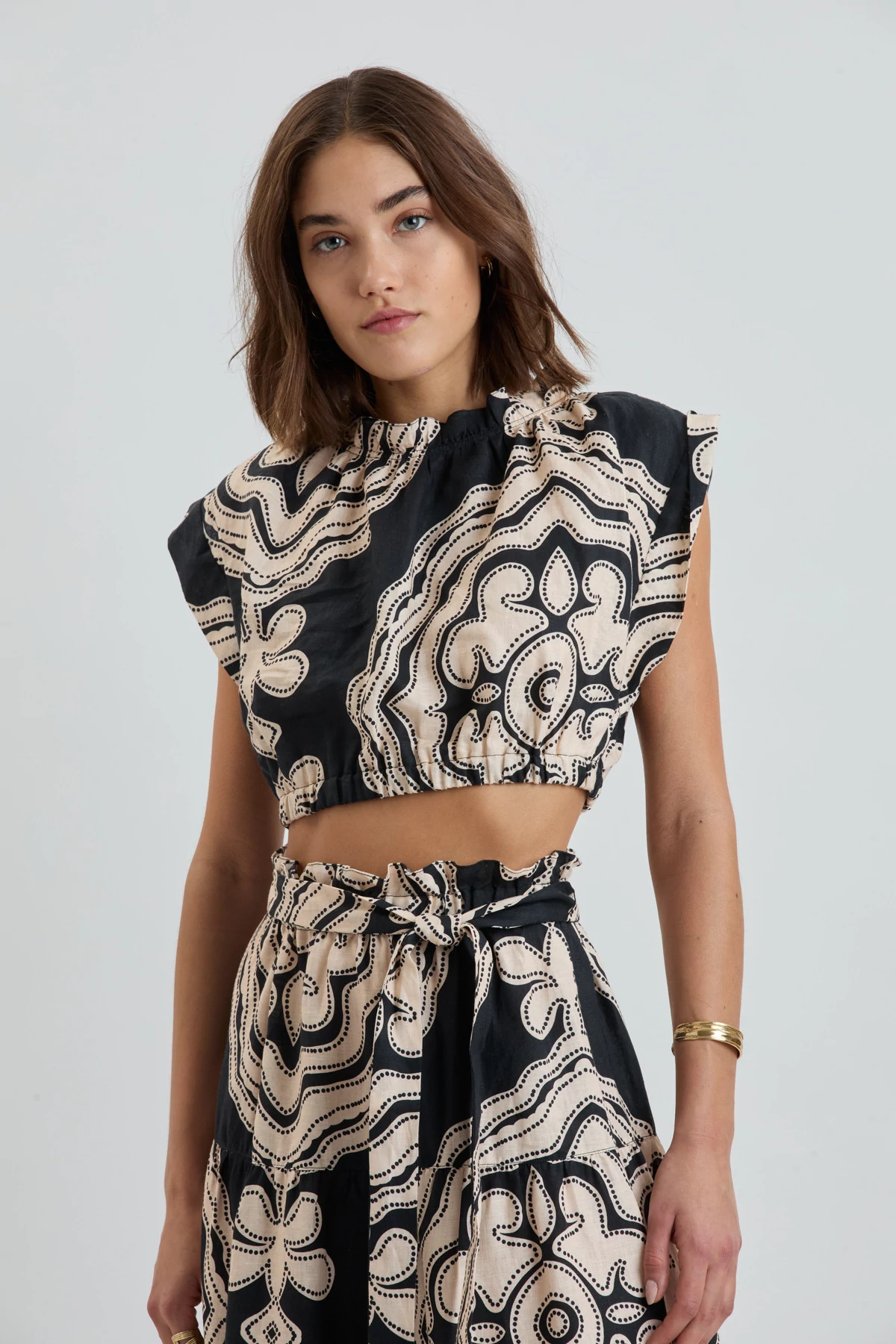 NIKU BLACK Muna Linen Crop Top image number 4