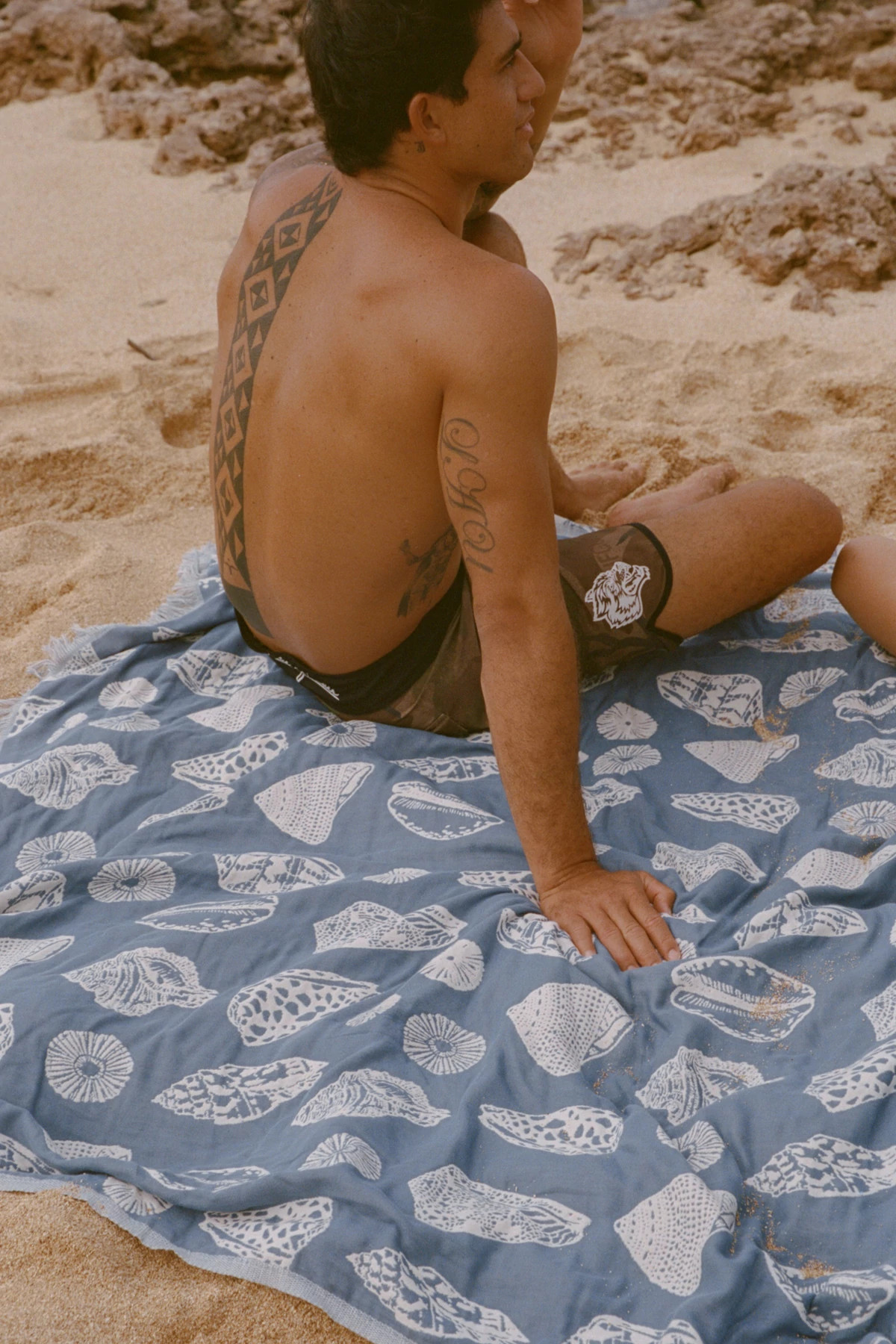 SALT WATER Shell Print Reversible Beach Blanket image number 3