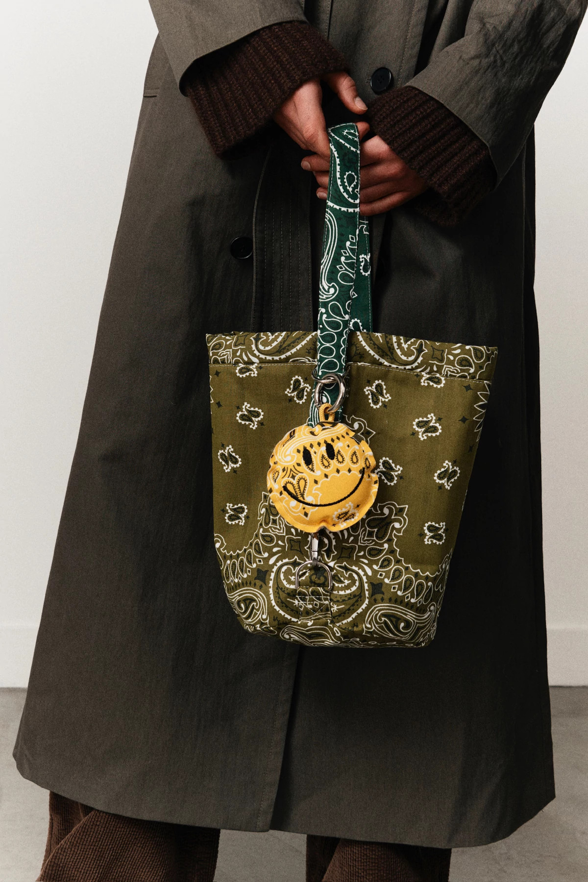 GOLD YELLOW Happy Face Keychain image number 3