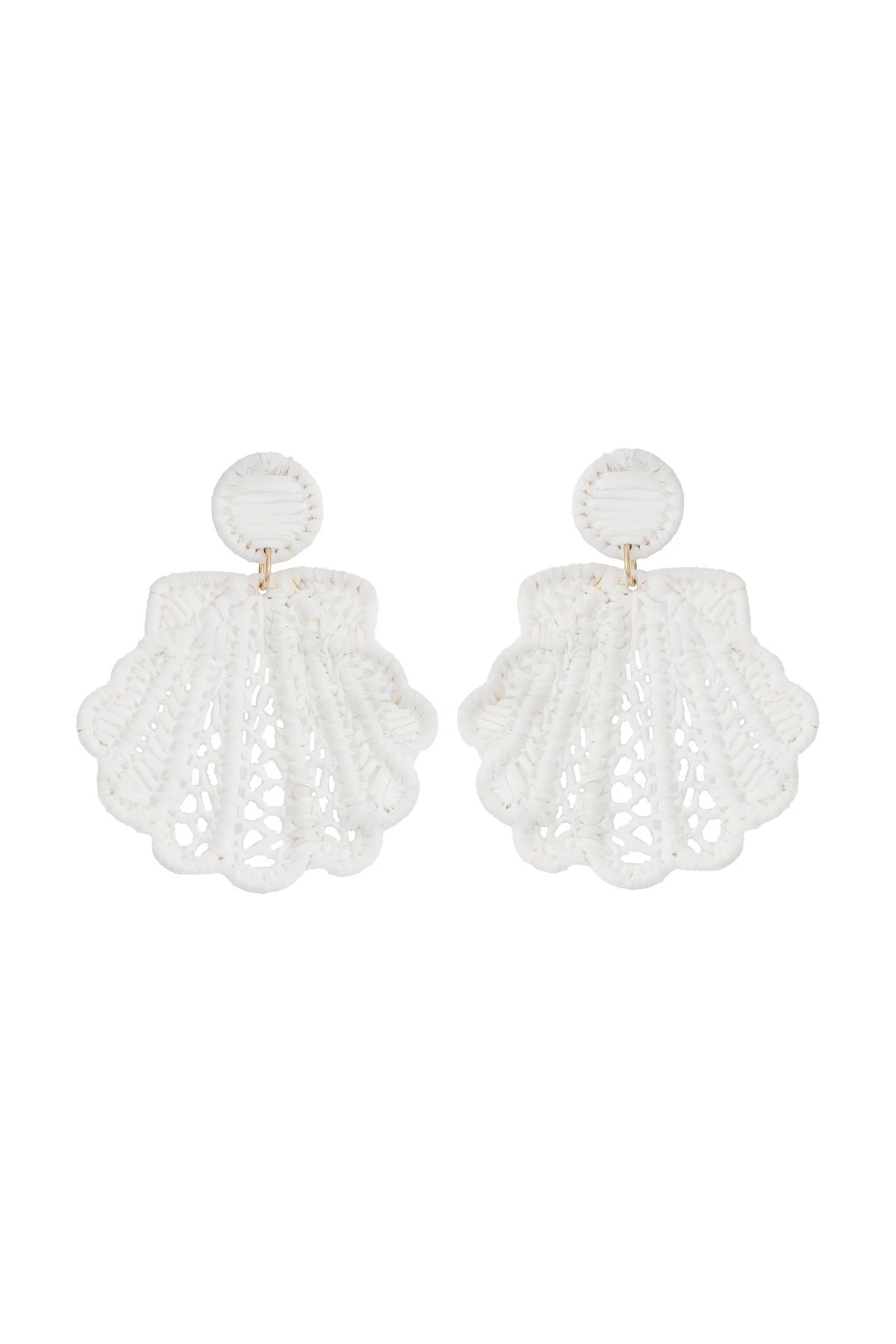 WHITE Woven Raffia Scallop Shell Earrings image number 1